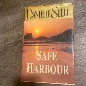 Danielle Steele Safe Harbour